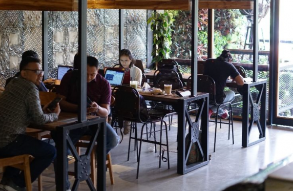Warung kopi modern dengan tema kafe penerbangan
